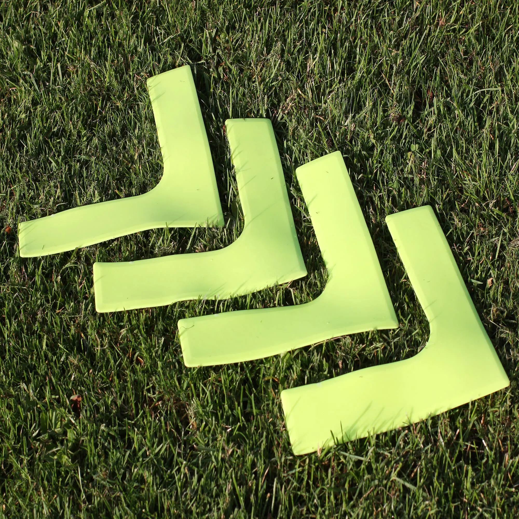 Fitness Health FH FLAT RUBBER SPACE MARKER FLEXIBLE ARROW CORNER DISC SET OF 4 NON SLIP SPEED AGILITY TRAINING FLOOR MARKERS KIT