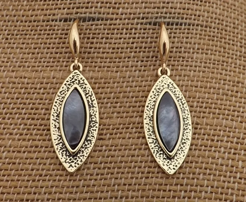 Mother of Pearl & Gold Tone Collar Necklace & Earrings Set